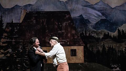 Der Brandner Kaspar (Günther Maria Halmer, re.) ringt mit dem Boanlkramer (Florian von Manteuffel).