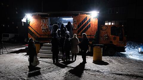 In Kiew stehen B&uuml;rger f&uuml;r warme Mahlzeiten Schlange, da es in vielen H&auml;usern weder Strom noch Fernw&auml;rme gibt.