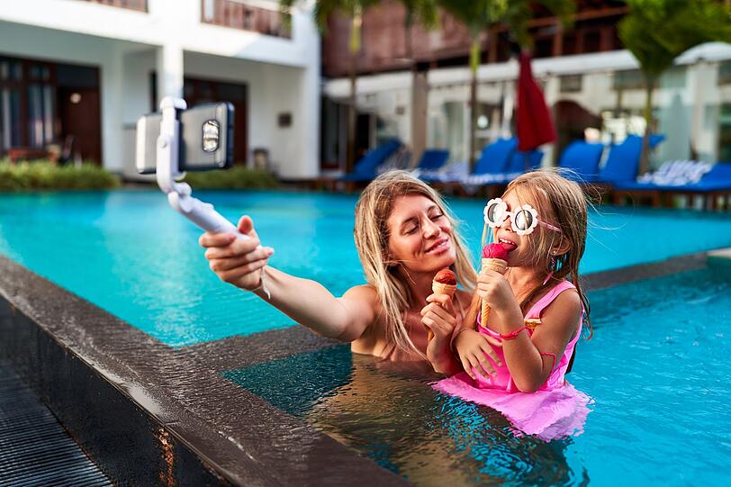 Mama- oder Papa-Blogger dokumentieren ihren Familienalltag online - von der morgendlichen Lunchbox über Bastelideen bis hin zu Familienurlauben. Manche achten dabei auf Privatsphäre, andere zeigen die Gesichter ihrer Kinder täglich in Stories. Klar ist: Wenn das Familienleben zur Content-Quelle wird, verändert das etwas. Ob diese Veränderung für Kinder positiv ist, bleibt fraglich. Mama- oder Papa-Blogger dokumentieren ihren Familienalltag online - von der morgendlichen Lunchbox über Bastelideen bis hin zu Familienurlauben. Manche achten dabei auf Privatsphäre, andere zeigen die Gesichter ihrer Kinder täglich in Stories. Klar ist: Wenn das Familienleben zur Content-Quelle wird, verändert das etwas. Ob diese Veränderung für Kinder positiv ist, bleibt fraglich.