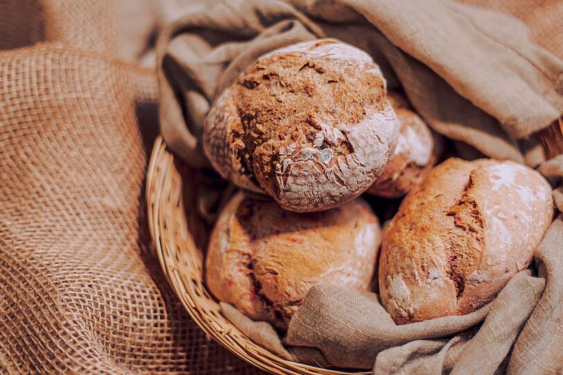 Der vollständig verknetete Sauerteig sollte nun eine weitere Stunde an einem warmen Ort ruhen. Im Anschluss wird der Teig je nach Belieben zu kleinen Kugeln, Stangen oder auch Zöpfen geformt, die mit etwas Mehl bestäubt auf einem Blech ausgelegt werden. Im Ofen brauchen die Teilchen etwa 15 bis 20 Minuten bei 220 bis 250 Grad. Der vollständig verknetete Sauerteig sollte nun eine weitere Stunde an einem warmen Ort ruhen. Im Anschluss wird der Teig je nach Belieben zu kleinen Kugeln, Stangen oder auch Zöpfen geformt, die mit etwas Mehl bestäubt auf einem Blech ausgelegt werden. Im Ofen brauchen die Teilchen etwa 15 bis 20 Minuten bei 220 bis 250 Grad.