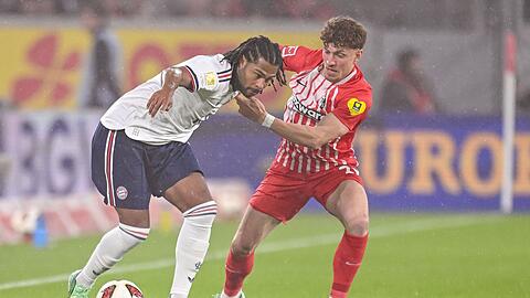 Erzielte das 2:0: Bayerns Serge Gnabry (l), hier im Zweikampf mit dem Freiburger Philipp Treu.
