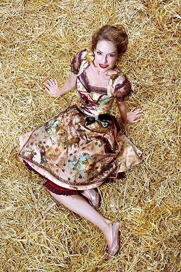 Wer es auffälliger mag, findet Dirndl mit ausgefallenen Drucken, etwa mit detailreichen Hirsch-Motiven von Lola Paltinger.
