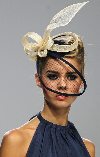 In Moskau findet vom 24. - 28. Oktober die Volvo Fashion Week statt. Schöne Frauen, schrille Outfits und jede Menge Glamour. Die Bilder von der Fahsion Week.