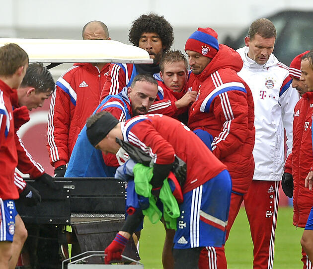 Der FCB-Schock in Bildern - hier wird der verletzte Philipp Lahm beim Training abtransportiert!