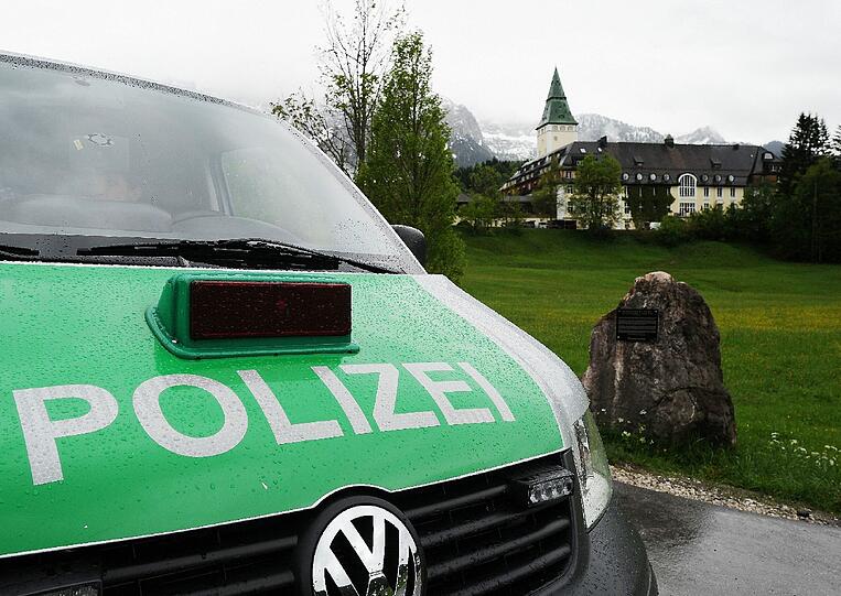 Polizeipräsenz vor dem Schloss Elmau zum G7-Gipfel