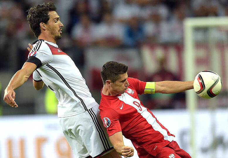 Mats Hummels (hier gegen Polen) - Note 4: Mr Bad Luck der ersten Halbzeit. Neuer klatschte ihm den Ball vor die Brust, von dort sprang die Kugel ins Netz, das 1:1. Ungewohnte Stockfehler und Nachlässigkeiten.