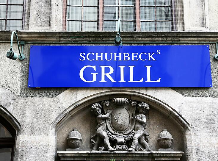 DER GRILL: Auch hier, links von den Stuben, gilt Alfons Schuhbecks Motto &ndash; &bdquo;Es gibt nix Besseres als was Guads.&ldquo;
