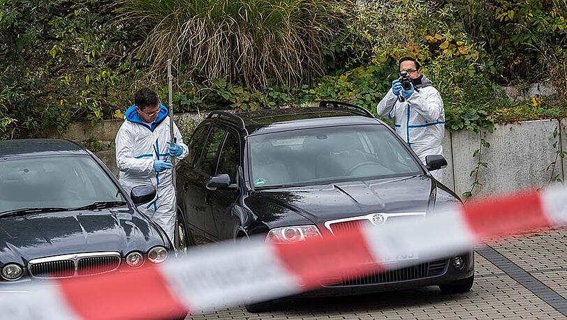 Beamte der Spurensicherung untersuchen zwei Autos in Georgensgmünd.