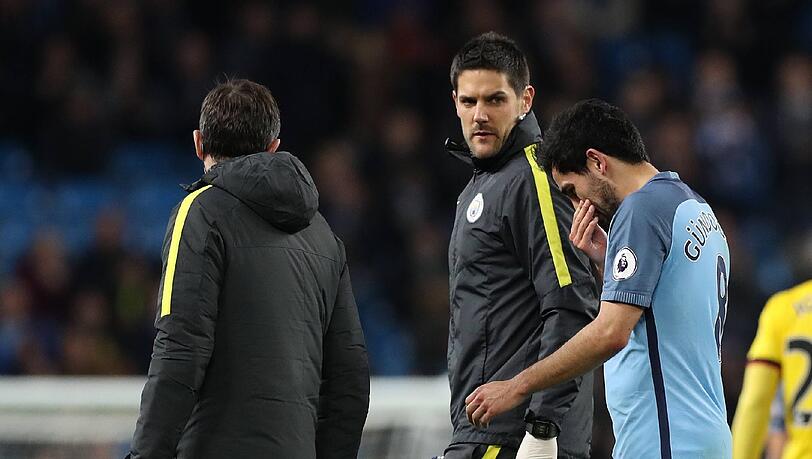 Abschied mit Tränen: Nationalspieler Ilkay Gündogan hat sich erneut schwer verletzt. Abschied mit Tränen: Nationalspieler Ilkay Gündogan hat sich erneut schwer verletzt.