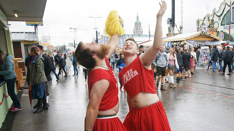 Kaine und Brad sind Beer Leader statt Cheerleader.