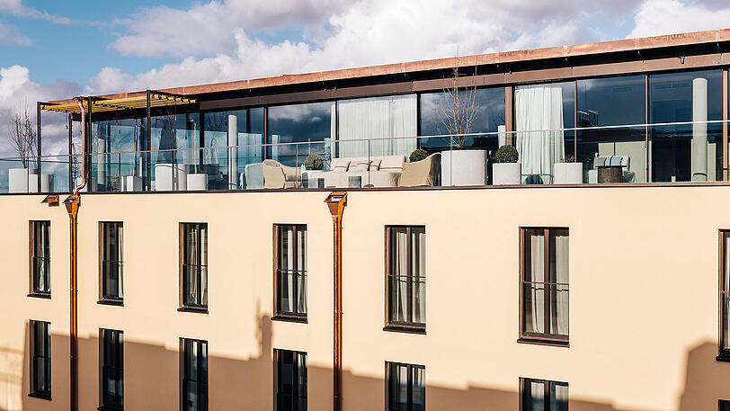 Auf drei Seiten wird die ganz-etagige Suite von einer Terrasse gesäumt.