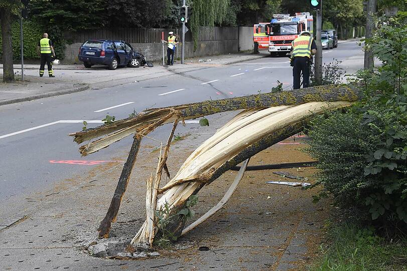Die Bilder vom Unfall mit einem Toten in Eching (Landkreis Freising).