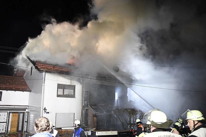Ein Wohnhaus in Otterfing (Landkreis Miesbach) ist in der Nacht zu Mittwoch bei einem Brand komplett zerstört worden.