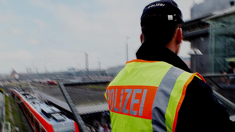 Ohne Brille war der betrunkene Prügelknabe aufgeschmissen. Die Bundespolizei musste ihn nach Hause bringen. Ohne Brille war der betrunkene Prügelknabe aufgeschmissen. Die Bundespolizei musste ihn nach Hause bringen.