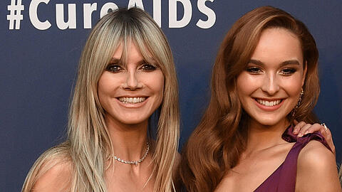 Jacky Wruck (re.) hat "Germany's next Topmodel" 2020 gewonnen, hier mit Heidi Klum bei der "amfAR"-Gala in New York im Februar 2020.