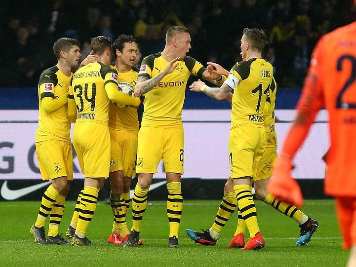 Die Dortmunder feiern den 1:1-Ausgleichstreffer vor dem Tor des Berliner Torwarts Rune Jarstein.