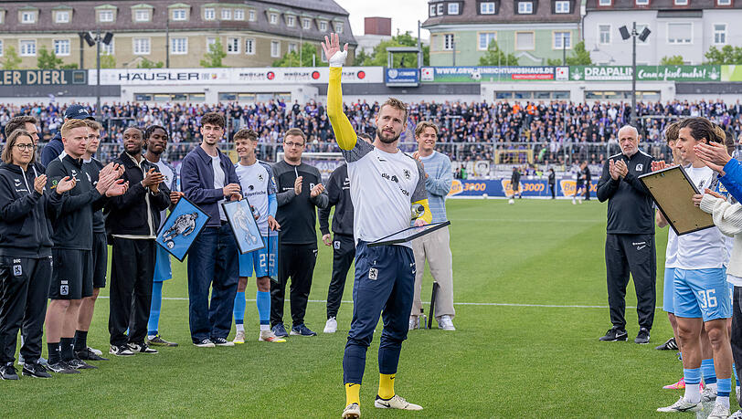 Marco Hiller wurde vor dem Aue-Heimspiel nach 17 Jahren bei den Löwen verabschiedet.