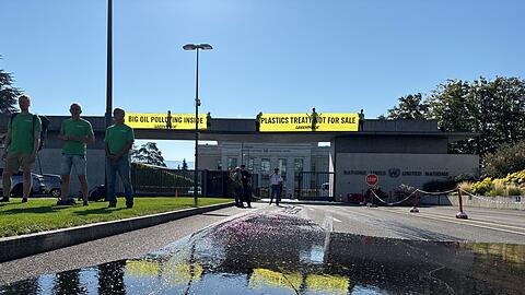 Greenpeace protestierte in Genf gegen den Einfluss der Öllobby auf die Verhandlungen. (Archiv)