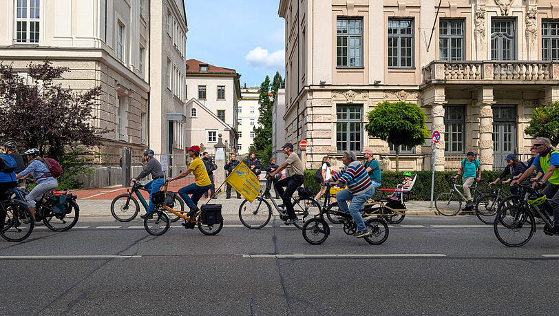 Die Organisatoren sprechen von 1500 Teilnehmern, erwartet hatten sie 3000. Die Polizei zählte nur einige Hundert. Die Organisatoren sprechen von 1500 Teilnehmern, erwartet hatten sie 3000. Die Polizei zählte nur einige Hundert.