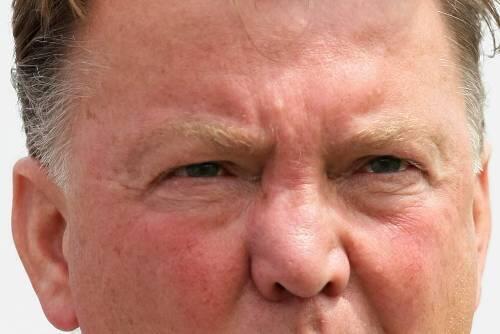 Sehen diese Augen alles? Sind sie nicht eventuell nacht-blind? Der Mann mit diesen Augen heißt Louis van Gaal.