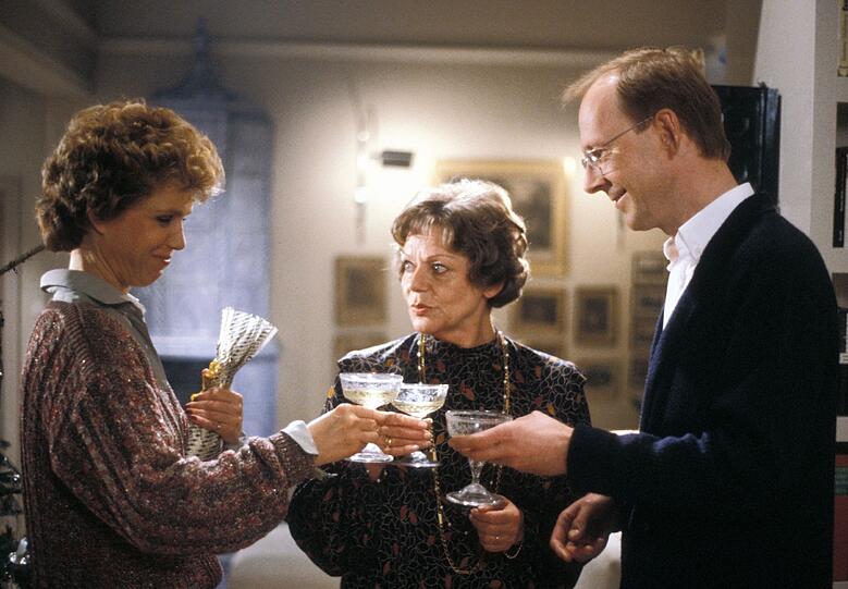 Sie war eine renommierte Theaterschauspielerin, die Rolle der Oma Drombusch machte Grete Wurm (Mitte, mit Witta Pohl und Hans-Peter Korff) auch zu einem bekannten TV-Gesicht. Sie war eine renommierte Theaterschauspielerin, die Rolle der Oma Drombusch machte Grete Wurm (Mitte, mit Witta Pohl und Hans-Peter Korff) auch zu einem bekannten TV-Gesicht.