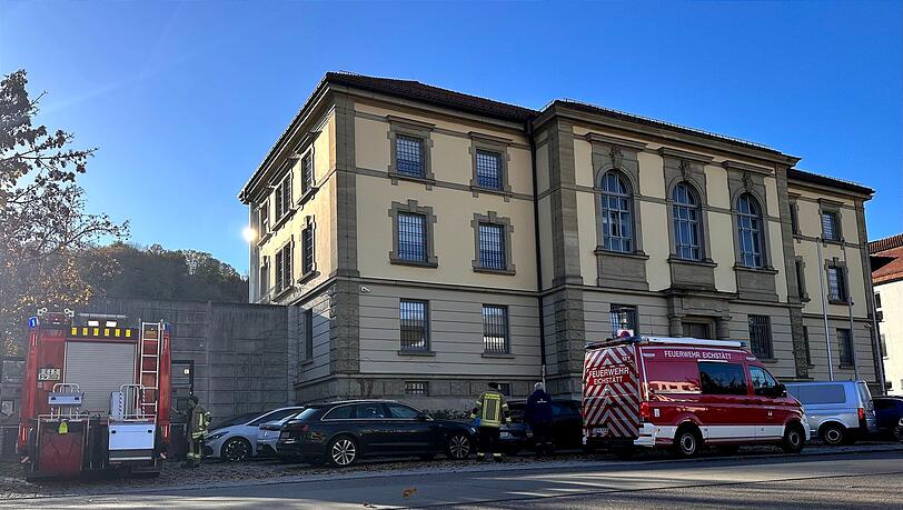 Wegen des Brandes r&uuml;ckte die Feuerwehr zu der JVA aus.