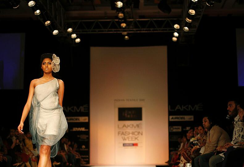 Fashion Week in der indischen Hafenmetropole Mumbai: Manche Kreationen sehen aus, als kämen sie von einem anderen Planeten. Der Stil bewegt sich in gewagter Weise zwischen Lady Gaga, Star Wars und Minnie Maus.