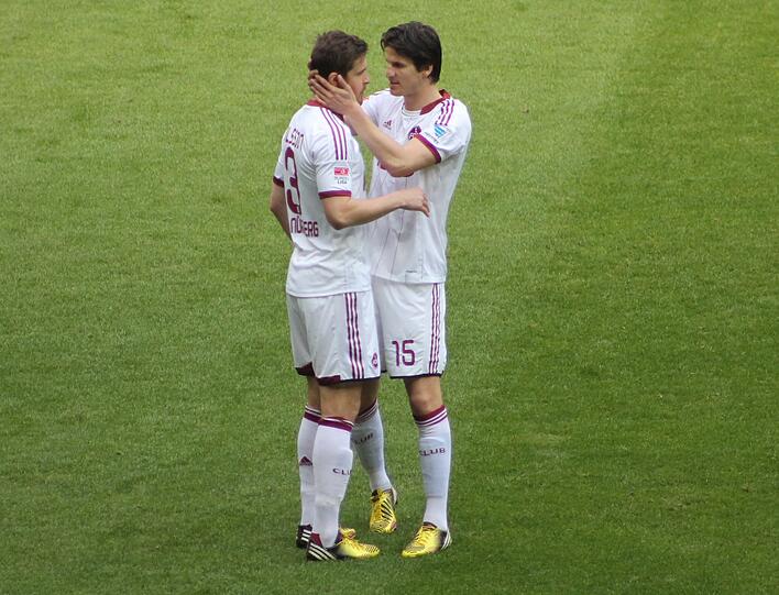 Timm Klose (r.) und Per Nilsson kehren nach einer Woche Zwangspause am Samstag gegen Leverkusen wieder in die Abwehr des 1. FC Nürnberg zurück.