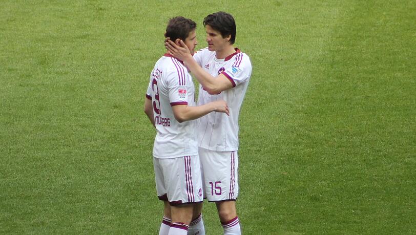 Timm Klose (r.) und Per Nilsson kehren nach einer Woche Zwangspause am Samstag gegen Leverkusen wieder in die Abwehr des 1. FC Nürnberg zurück. Timm Klose (r.) und Per Nilsson kehren nach einer Woche Zwangspause am Samstag gegen Leverkusen wieder in die Abwehr des 1. FC Nürnberg zurück.