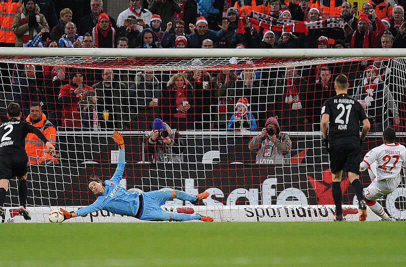 Augsburgs Keeper Marwin Hitz hält den Elfmeter von Kölns Anthony Modeste.