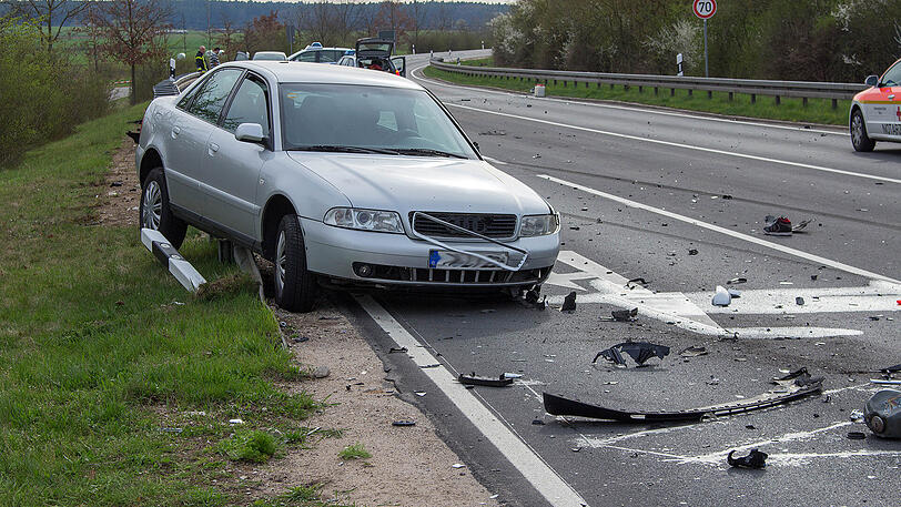 Ein Trümmerfeld auf der Staatsstraße 2245 in Zirndorf: Der Rollerfahrer starb noch vor Ort, der 30-Jährige stieß mit einem Streifenwagen zusammen, der gerade auf Einsatzfahrt war. Die Bilder.