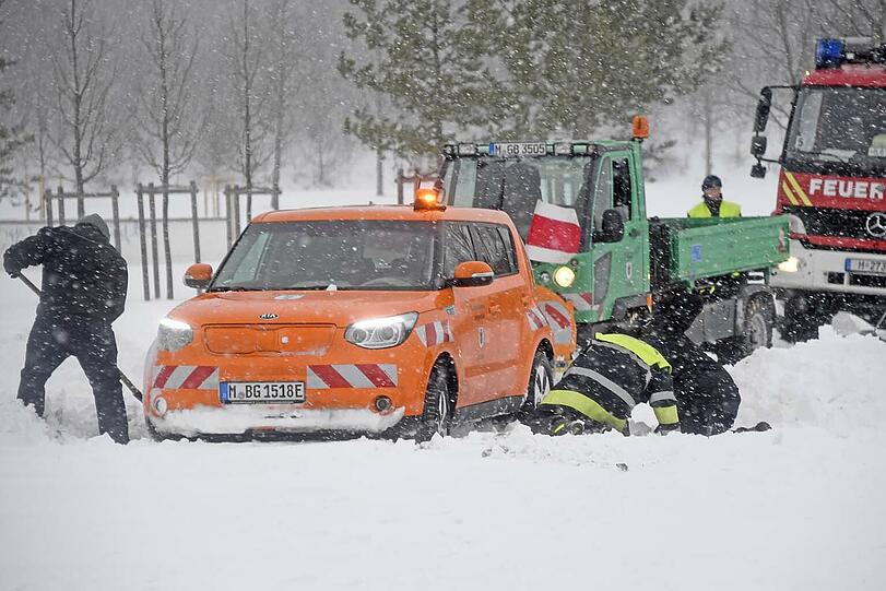 Ein Räumfahrzeug ist am Samstag am Riemer See steckengeblieben. Die Feuerwehr musste helfen.