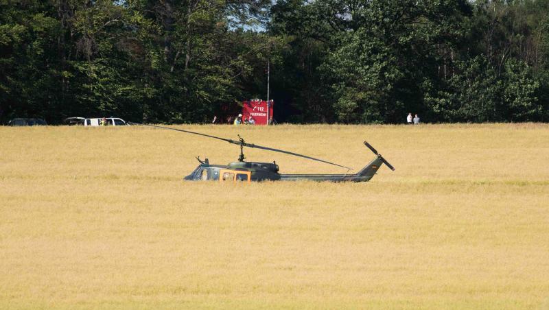 Einsatzfahrzeuge und ein Hubschrauber der Bundeswehr nahe der Absturzstelle. Einsatzfahrzeuge und ein Hubschrauber der Bundeswehr nahe der Absturzstelle.
