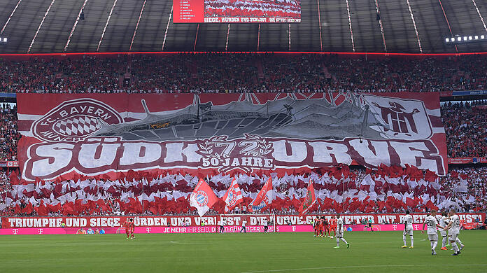 Die Fans des FC Bayern feierten das Bestehen von 50 Jahren Südkurve.
