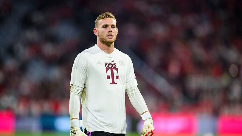 Münchens Torwart Daniel Peretz steht vor dem Spiel im Stadion.
