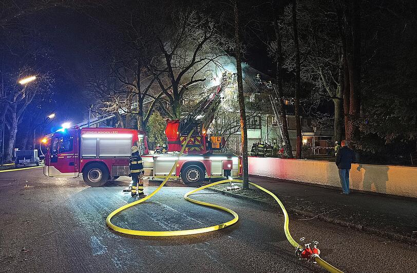 Gro&szlig;einsatz der M&uuml;nchner Feuerwehr: In der Diefenbachstra&szlig;e in Solln hat der Dachstuhl eines dreigeschossigen Wohnhauses gebrannt.