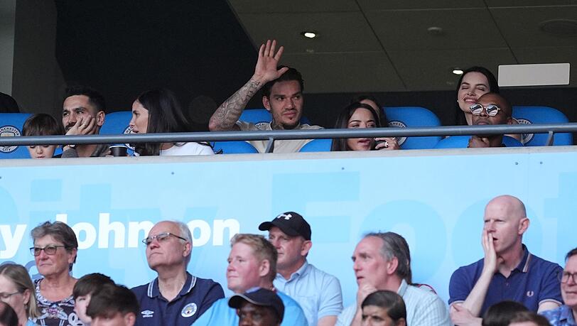 Ex-Man-City-Profi Ilkay Gündogan (l) schaute von der Tribüne zu und wurde nach dem Spiel geehrt. Ex-Man-City-Profi Ilkay Gündogan (l) schaute von der Tribüne zu und wurde nach dem Spiel geehrt.