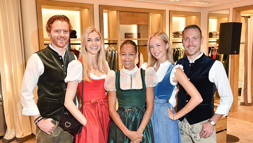 Moderatorin Rabea Schif (3.v.l.) präsentiert die aktuellen Wiesndirndl von Lodenfrey. Moderatorin Rabea Schif (3.v.l.) präsentiert die aktuellen Wiesndirndl von Lodenfrey.