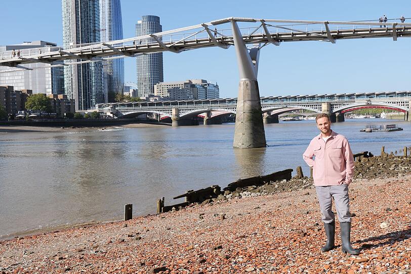 Leon Windscheid taucht in die Vergangenheit Londons ein. Viele historische Schätze finden sich auf dem Boden der Themse. Leon Windscheid taucht in die Vergangenheit Londons ein. Viele historische Schätze finden sich auf dem Boden der Themse.