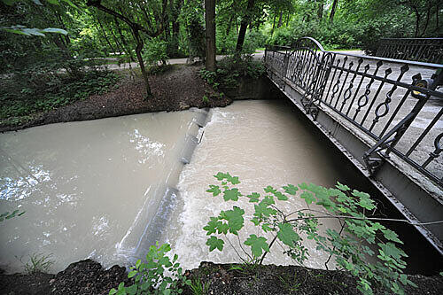 Aus dem Eisbach (Symbolbild) wurde am Montag eine Leiche gezogen.