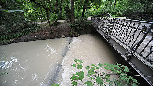 Aus dem Eisbach (Symbolbild) wurde am Montag eine Leiche gezogen. Aus dem Eisbach (Symbolbild) wurde am Montag eine Leiche gezogen.