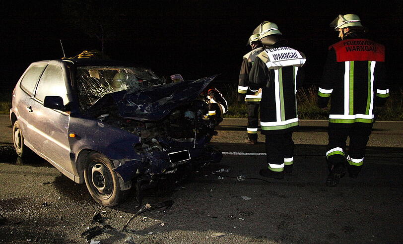 Bei Warngau ist ein Autofahrer bei einem heftigen Frontalcrash ums Leben gekommen. Der Mann wollte überholen und rauschte dabei mit einem anderen Wagen auf der Gegenfahrbahn zusammen.