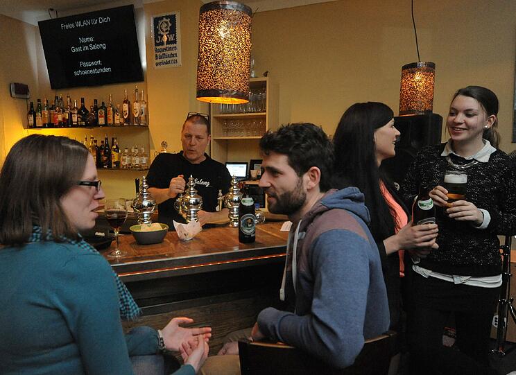 Der frühere Marienhof-Darsteller Michael Jäger hat ein Lokal aufgemacht. In seinem Salong geht es vor allem um die Dinge, die dem Schauspieler Spaß machen: Pommes, Bier und Fußball.