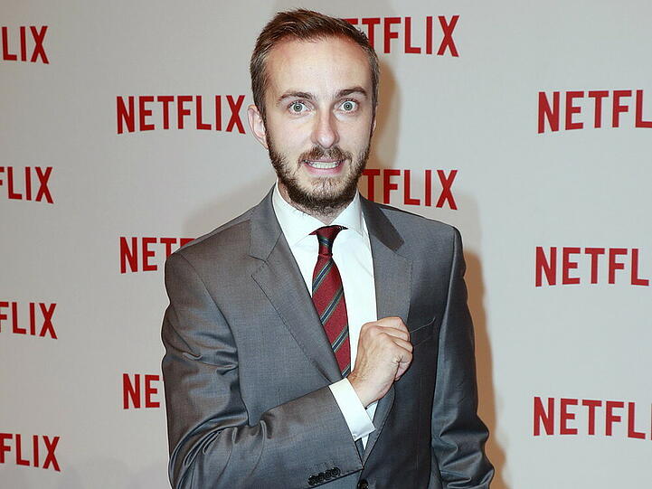 Jan Böhmermann auf der Netflix-Party in Berlin. Ob er nach "#boehmigate" den gleichen Gesichtsausdruck hatte?
