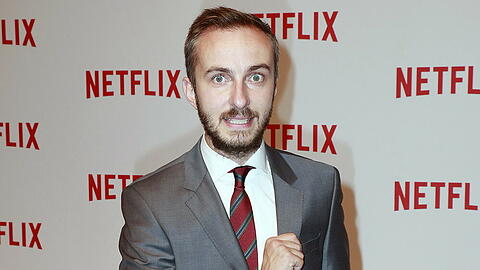 Jan Böhmermann auf der Netflix-Party in Berlin. Ob er nach "#boehmigate" den gleichen Gesichtsausdruck hatte?