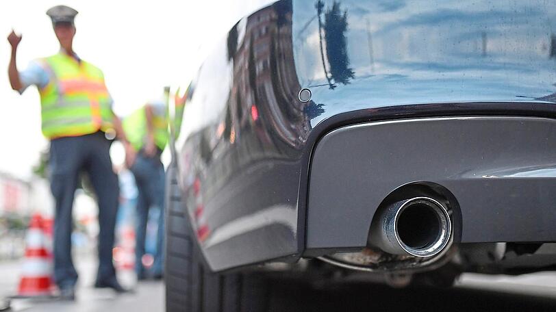 Polizeibeamte kontrollieren Auto-Tuner. Gegen einige schwarze Schafe in der Szene gehen sie nun härter vor.