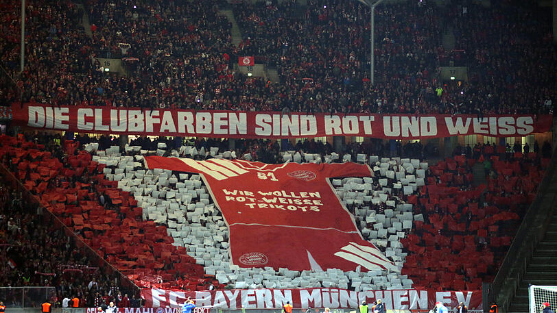Großer Fan-Protest in Berlin: Die Bayern-Fans greifen die Klubverantwortlichen in der Trikot-Frage auch auswärts an.