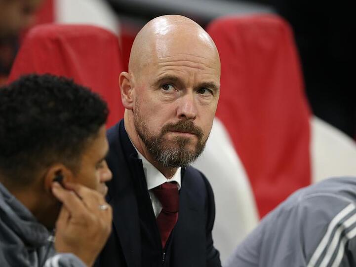 Erik ten Hag, Trainer von Ajax Amsterdam, am Spielfeldrand.