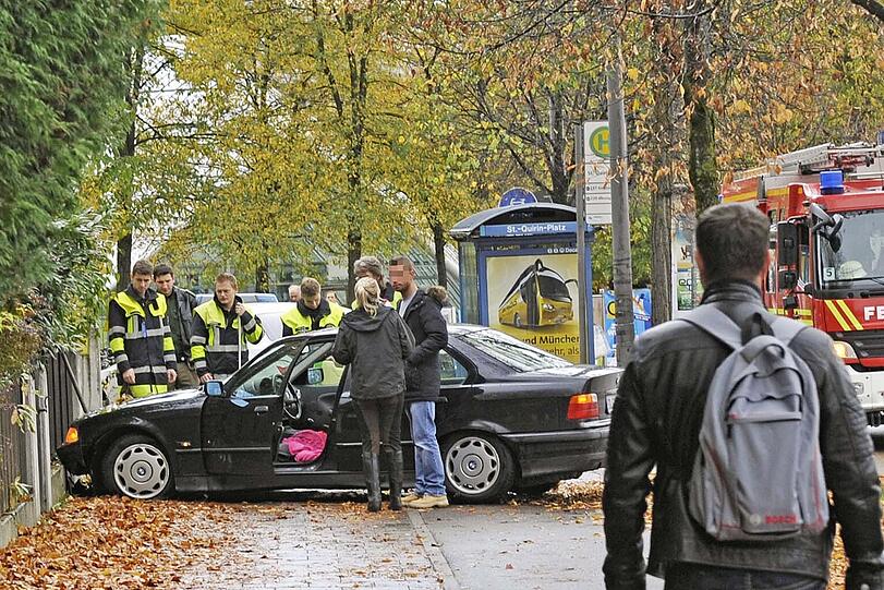 Der BMW prallte nach einem Reifenplatzer gegen eine Mauer. Die Feuerwehr reinigte die Unfallstelle.