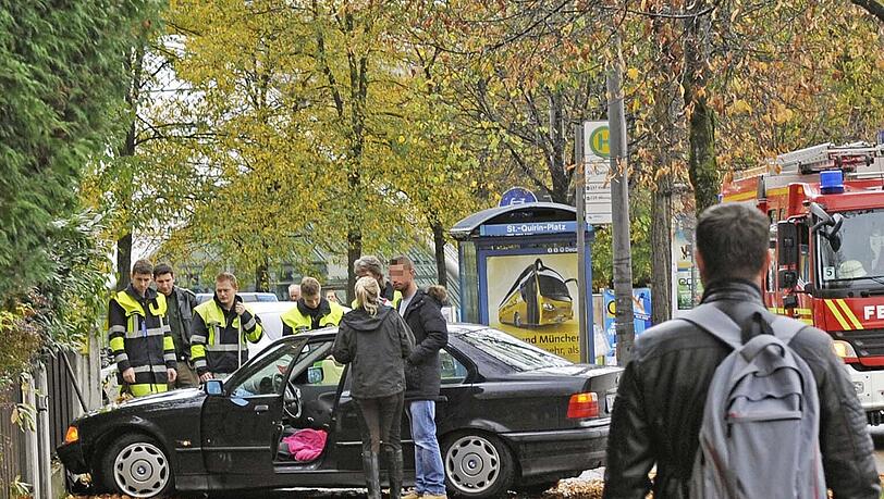 Der BMW prallte nach einem Reifenplatzer gegen eine Mauer. Die Feuerwehr reinigte die Unfallstelle. Der BMW prallte nach einem Reifenplatzer gegen eine Mauer. Die Feuerwehr reinigte die Unfallstelle.